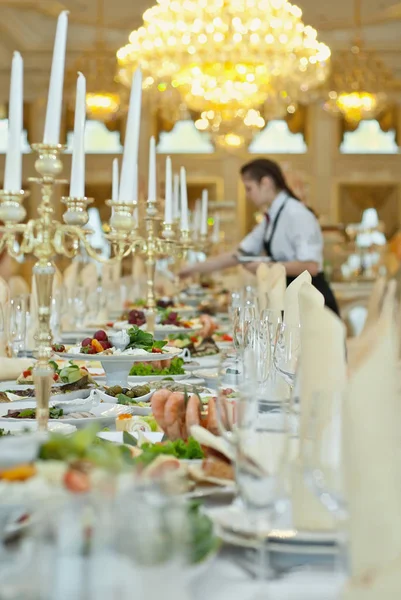 Restorandaki masada nefis yemekler. Servis masası. Masanın ortasında keskinlik