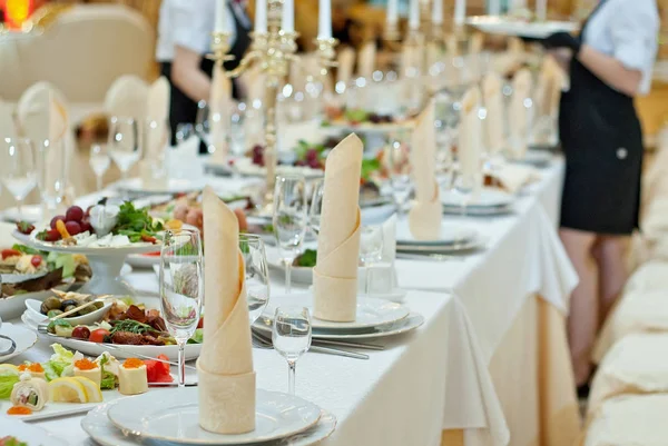 Restorandaki masada nefis yemekler. Servis masası. Masanın ortasında keskinlik