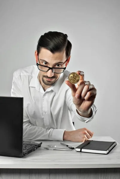 Hombre Camisa Blanca Con Bitcoin Oficinista Trabaja Con Criptografía Comercio — Foto de Stock