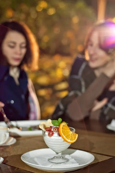 Comida Saborosa Primeiro Plano Nitidez Comida Luz Amarela Lanternas Café — Fotografia de Stock