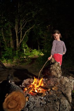 Çocuk yangın tarafından çalıştırın. Zammı oyunlarda. Çadır çadır yakınındaki de akşam çocuk oyun