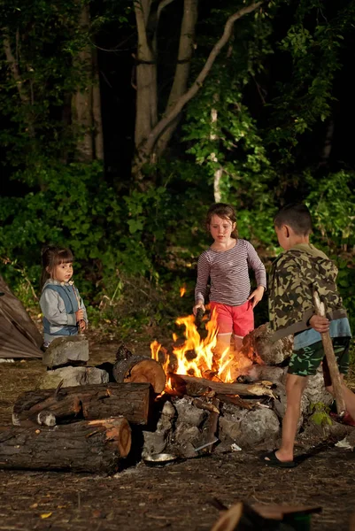 子供たちは 火事で実行します ハイキングでのゲーム 子供はテントの近くのテントで夜に遊ぶ — ストック写真
