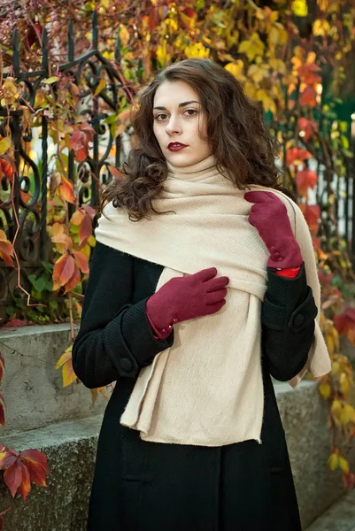 Bella Ragazza Con Lunghi Capelli Sani Bel Cappotto Che Cammina — Foto Stock