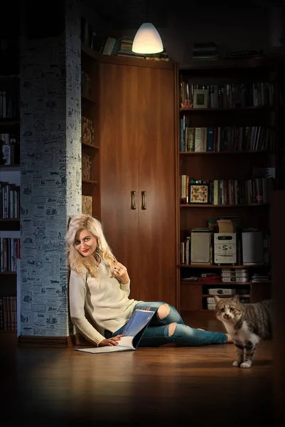 Uma Menina Está Sentada Chão Lendo Livro Lado Gato — Fotografia de Stock