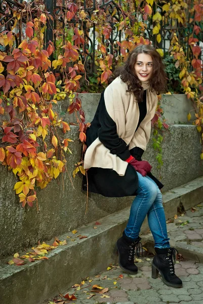 Bella Ragazza Con Lunghi Capelli Sani Bel Cappotto Che Cammina — Foto Stock