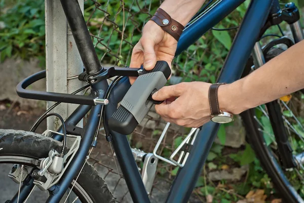 Närbild Foto Personens Hand Lockpicking Cykel Hänglås — Stockfoto
