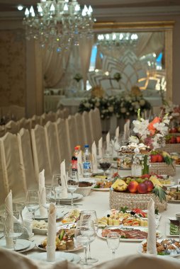 Restorandaki masada nefis yemekler. Servis masası. Masanın ortasında keskinlik