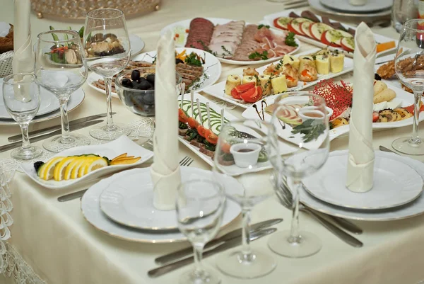 Finom Ételek Asztalon Étteremben Tálaló Asztal Élesség Asztal Közepén — Stock Fotó