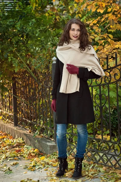 Bella Ragazza Con Lunghi Capelli Sani Bel Cappotto Che Cammina — Foto Stock