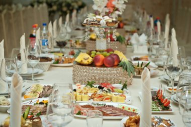 Restorandaki masada nefis yemekler. Servis masası. Masanın ortasında keskinlik