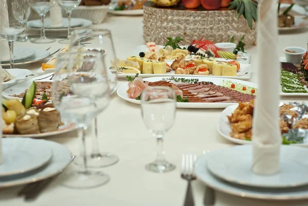 Deliciosos Platos Sobre Mesa Restaurante Mesa Servicio Nitidez Centro Mesa — Foto de Stock