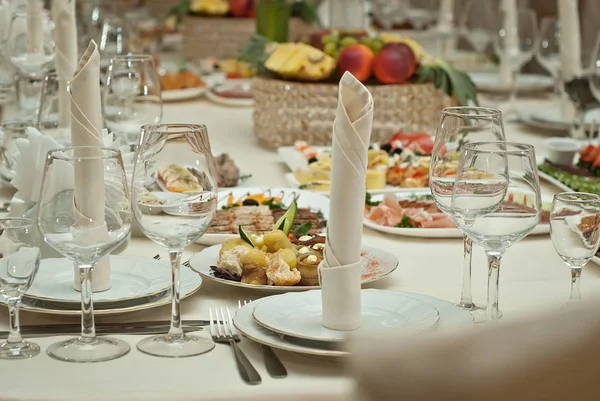 Finom Ételek Asztalon Étteremben Tálaló Asztal Élesség Asztal Közepén — Stock Fotó