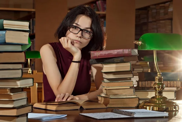 Berambut Cokelat Dalam Gelas Meja Dengan Buku Perpustakaan Dengan Lampu — Stok Foto