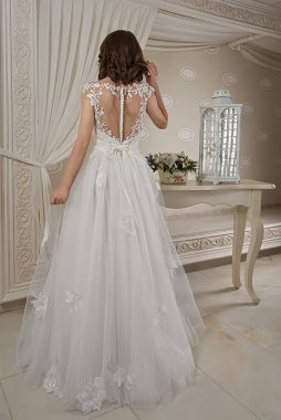 bir gelinlik büyük bir avize ile lüks bir beyaz odada güzel gelin