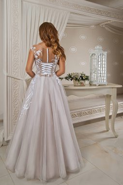 bir gelinlik büyük bir avize ile lüks bir beyaz odada güzel gelin