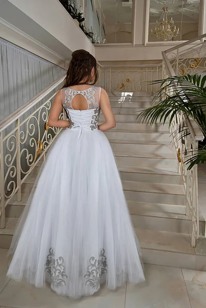 bir gelinlik büyük bir avize ile lüks bir beyaz odada güzel gelin