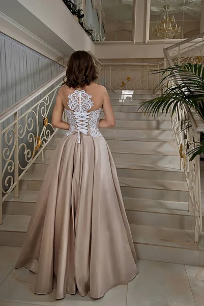 bir gelinlik büyük bir avize ile lüks bir beyaz odada güzel gelin