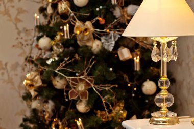 Madalyalı ve aydınlatılmış Noel ağacı, klasik tonlama