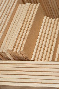 resimler için ahşap iş parçaları üst üste depodaki vardır.