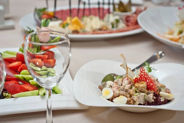 Deliciosos Platos Sobre Mesa Restaurante Mesa Servicio Nitidez Centro Mesa —  Fotos de Stock