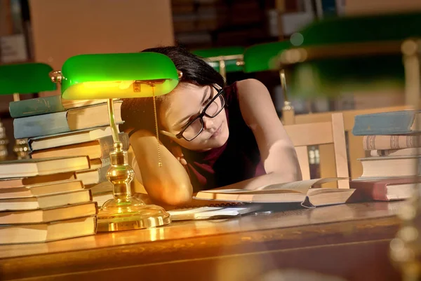 Брюнетка Очках Столом Книгами Библиотека Зелеными Огнями Столах Старая Библиотека — стоковое фото