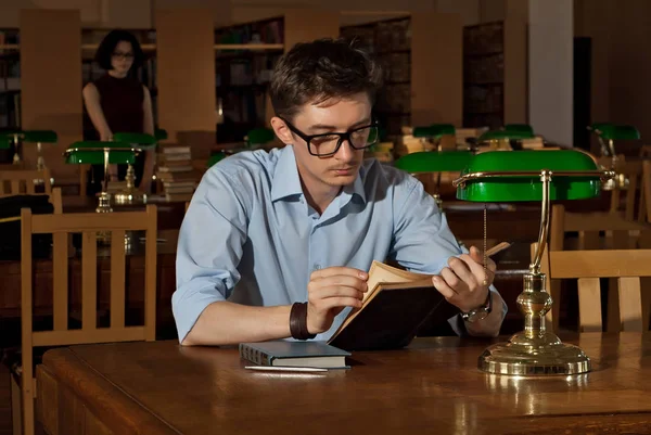 Guy Glazen Tabel Met Boeken Bibliotheek Met Groene Lichten Tafels — Stockfoto