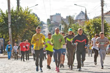 Chernivtsi, Ukrayna - 30 Eylül: tanımlanamayan koşucular 