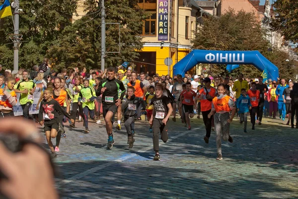 Chernivtsi Ucrania Septiembre Corredores Identificados Que Participan Carrera Caridad Milla —  Fotos de Stock