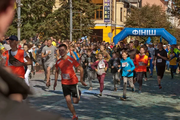 切尔诺夫茨 乌克兰 9月30日 不知名的赛跑者参与 布科维纳英哩 慈善乐趣跑在2018年9月30日在切尔诺夫茨 乌克兰 — 图库照片