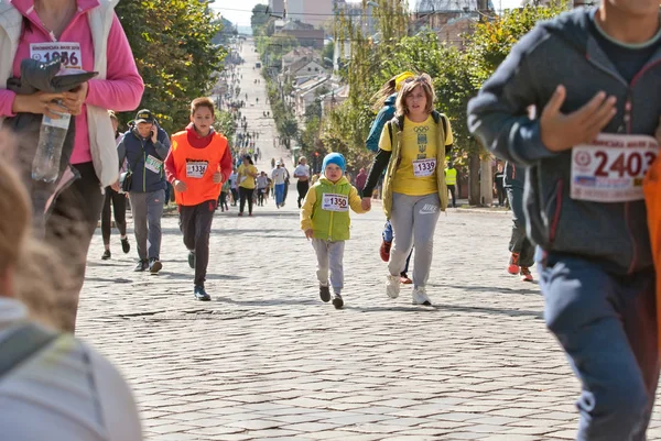 Chernivtsi, Ukrayna - 30 Eylül: tanımlanamayan koşucular 