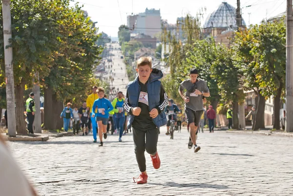 Chernivtsi, Ukrayna - 30 Eylül: tanımlanamayan koşucular 