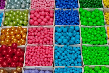 El yapımı aksesuarlar çok renkli boncuklar içinde Mücevherat alışveriş