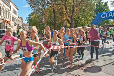 Chernivtsi, Ukrayna - 30 Eylül: Şampiyonası Ukrayna üzerinde bir 1 mil koşu katılan sporcular, sadaka eğlenceli çalıştırmak 30 Eylül 2018 Chernivtsi, Ukrayna.