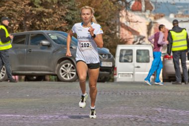 Chernivtsi, Ukrayna - 30 Eylül: Şampiyonası Ukrayna üzerinde bir 1 mil koşu katılan sporcular, sadaka eğlenceli çalıştırmak 30 Eylül 2018 Chernivtsi, Ukrayna.