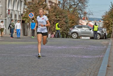 Chernivtsi, Ukrayna - 30 Eylül: Şampiyonası Ukrayna üzerinde bir 1 mil koşu katılan sporcular, sadaka eğlenceli çalıştırmak 30 Eylül 2018 Chernivtsi, Ukrayna.