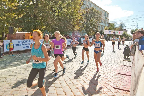切尔诺夫茨 乌克兰 9月30日 参加乌克兰锦标赛的运动员在1英里跑 慈善乐趣运行在2018年9月30日在切尔诺夫茨 乌克兰 — 图库照片