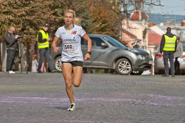 Chernivtsi, Ukrayna - 30 Eylül: Şampiyonası Ukrayna üzerinde bir 1 mil koşu katılan sporcular, sadaka eğlenceli çalıştırmak 30 Eylül 2018 Chernivtsi, Ukrayna.