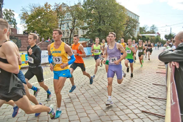切尔诺夫茨 乌克兰 9月30日 参加乌克兰锦标赛的运动员在1英里跑 慈善乐趣运行在2018年9月30日在切尔诺夫茨 乌克兰 — 图库照片