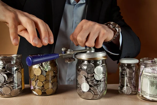 Hombre Con Traje Conservaba Dinero Frascos Vidrio Concepto Almacenamiento Dinero — Foto de Stock