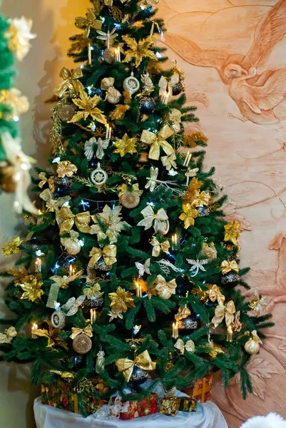 Quarto Decorado Com Árvore Natal Presentes Ano Novo — Fotografia de Stock