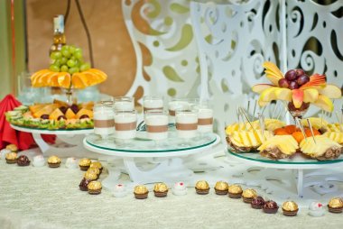 Bir açık büfe restoran tablo tatlılar