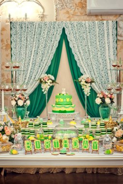 Bir açık büfe restoran tablo tatlılar