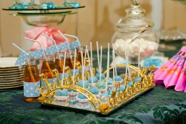 Bir açık büfe restoran tablo tatlılar