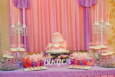 Bir açık büfe restoran tablo tatlılar