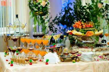 Tablo renkli içecekler cam gözlükler. Açık büfe alkollü içecekler