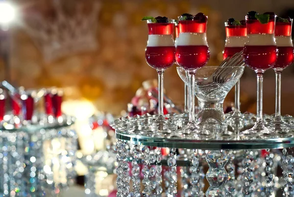 桌上有有色饮料的玻璃杯 自助餐上的酒 — 图库照片