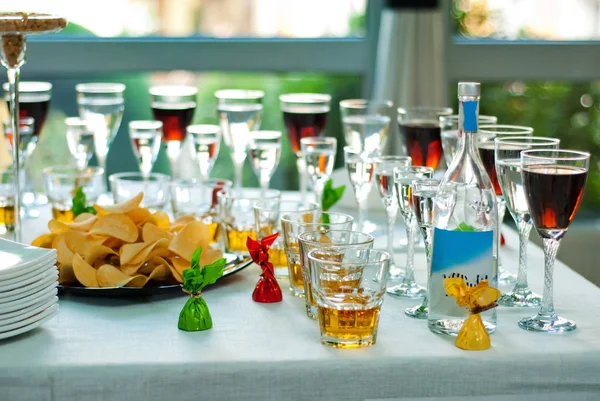 桌上有有色饮料的玻璃杯 自助餐上的酒 — 图库照片