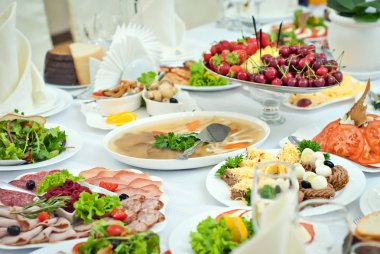 Restorandaki masada nefis yemekler. Servis masası. Masanın ortasında keskinlik