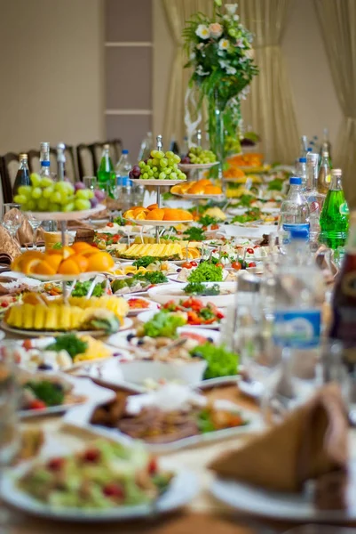 Deliciosos Platos Sobre Mesa Restaurante Mesa Servicio Nitidez Centro Mesa —  Fotos de Stock