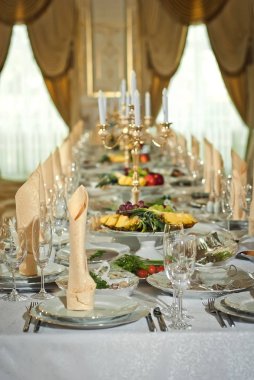 lezzetli yemekler restoranda masaya. hizmet tablosu. 